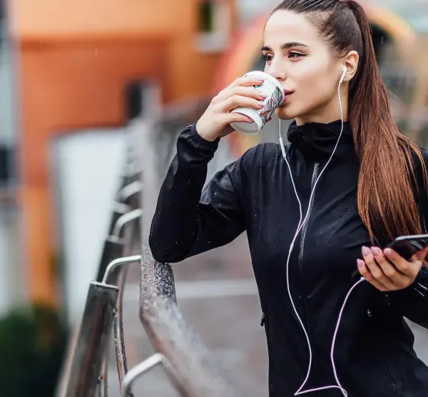 mujer-correr-beber-cafe-antes-ejercicio-fisico.r_d.3066-2044